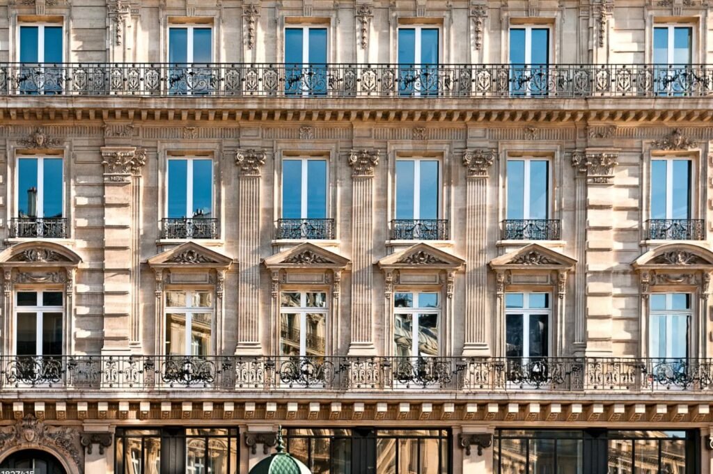 Façade haussmannienne symétrique à Paris, détail architectural.