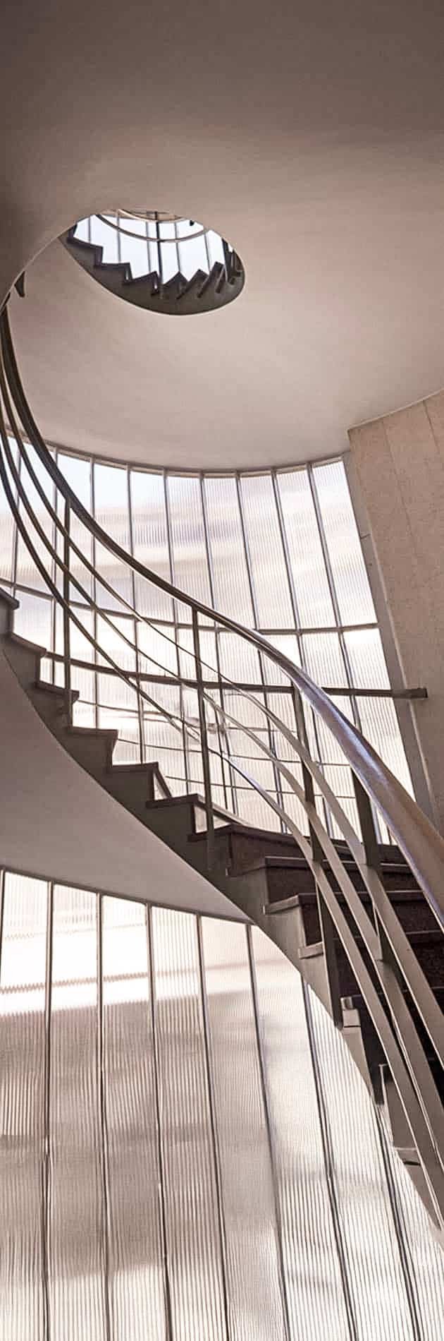 Escalier architectural symbolisant la progression et la structuration d'une stratégie digitale.